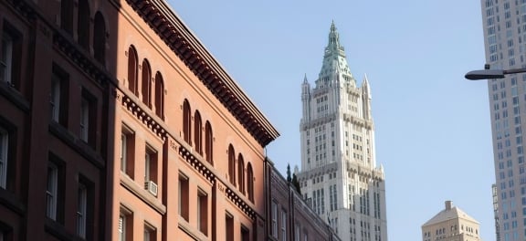 Building in NYC during the day;